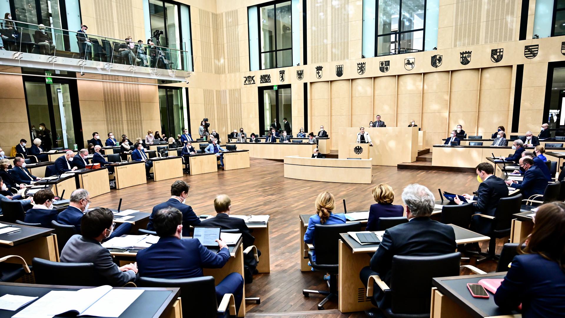 Die Abgeordneten sitzen im Deutschen Bundesrat.