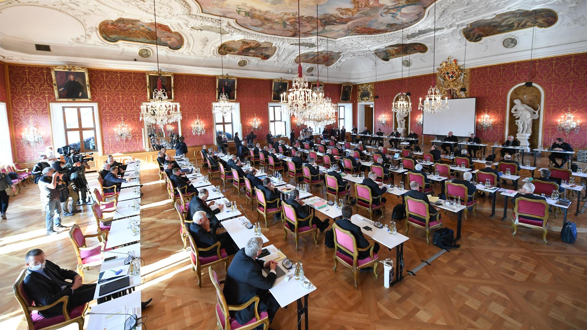 Teilnehmer der Deutschen Bischofskonferenz im Fürstensaal des Stadtschlosses Fulda. Teilnehmer der Deutschen Bischofskonferenz im Fürstensaal des Stadtschlosses Fulda.