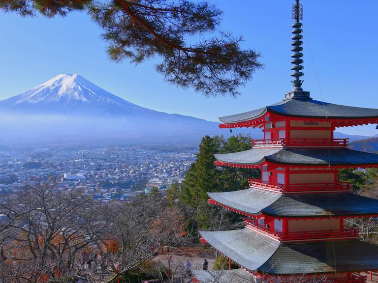 Die berühmte Chureito-Pagode mit Blick auf den von Schnee bedeckten Berg Fuji in Japan. 