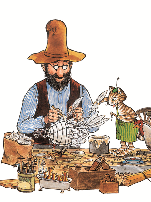 Die Illustration zeigt den bärtigen alten Mann Pettersson und seinen Kater Findus, der eine grüne Hose trägt und auf der Werkbank steht, an der Pettersson gerade einem Huhn Federn anklebt. Zwei weitere Hühner beobachten das Geschehen.