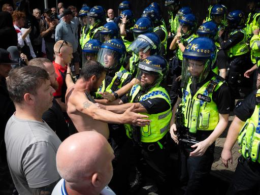 Ein Einwanderungsgegner stellt sich der Bereitschaftspolizei, nachdem es in den Piccadilly Gardens während einer Stand Up To Racism Unity-Kundgebung gegen Einwanderungsgegner zu Handgreiflichkeiten gekommen war.