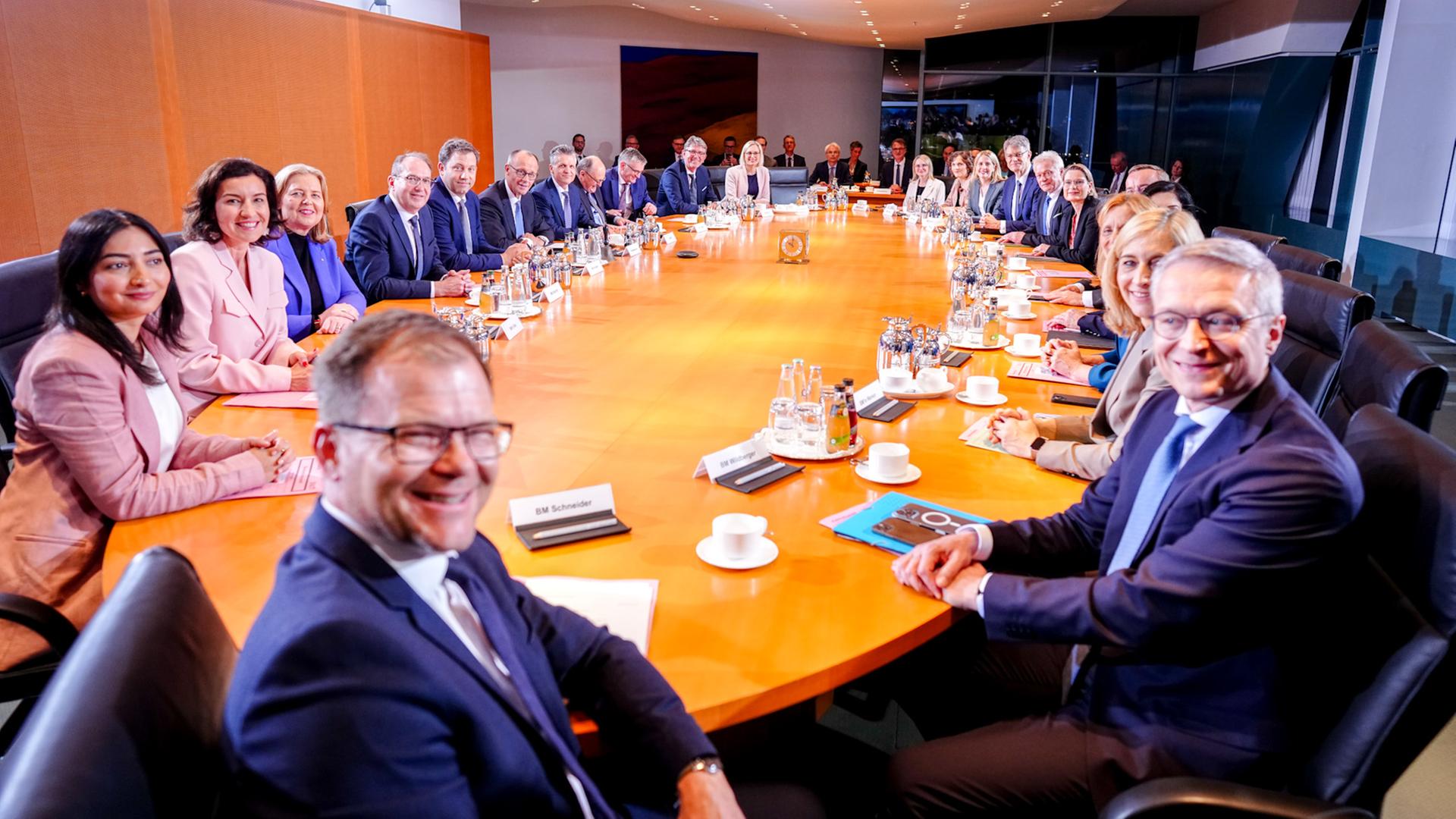 Das Bundeskabinett des neuen Bundeskanzlers Friedrich Merz (CDU) kommt zu seiner ersten Sitzung zusammen. Das Bundeskabinett des neuen Bundeskanzlers Friedrich Merz (CDU) kommt zu seiner ersten Sitzung zusammen.