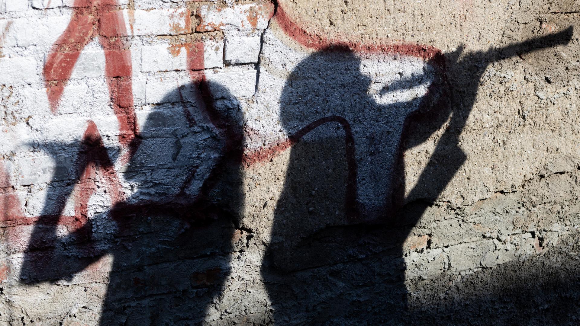 Die Schatten von probenden Musikern zeichnen sich an einer Wand ab. Die Schatten von probenden Musikern zeichnen sich an einer Wand ab.