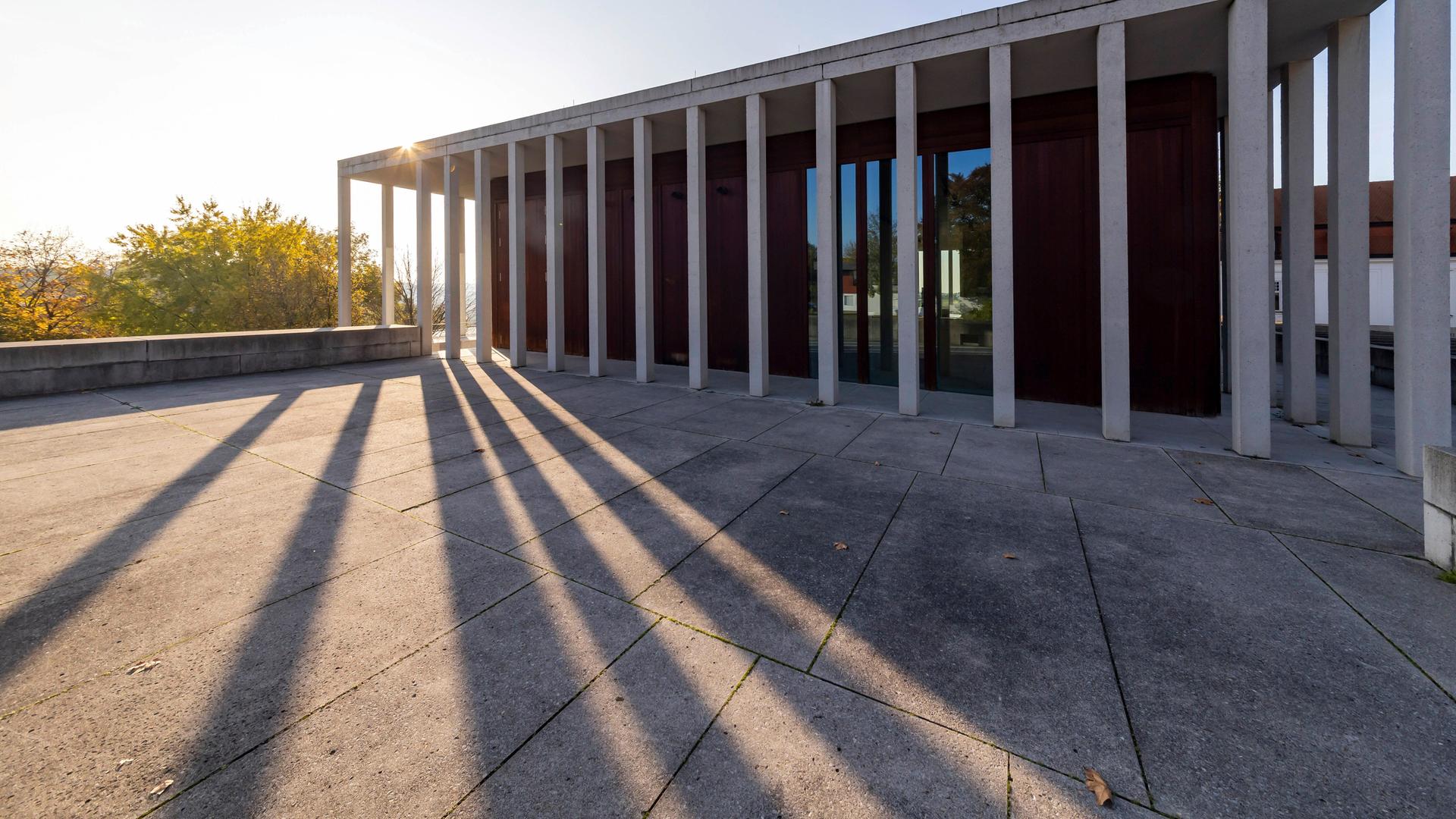 Die Sonne scheint durch die Säulen des Literaturmuseums der Moderne.