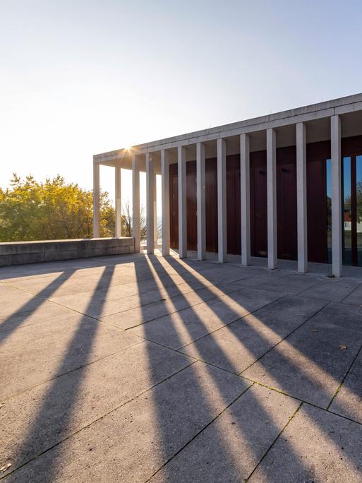 Die Sonne scheint durch die Säulen des Literaturmuseums der Moderne.