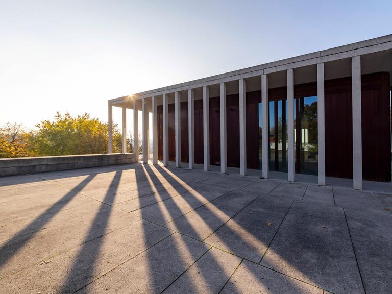 Die Sonne scheint durch die Säulen des Literaturmuseums der Moderne.
