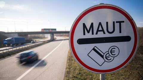 Ein Verkehrsschild weist die Autofahrer auf einer Autobahn auf die Mautpflicht hin.