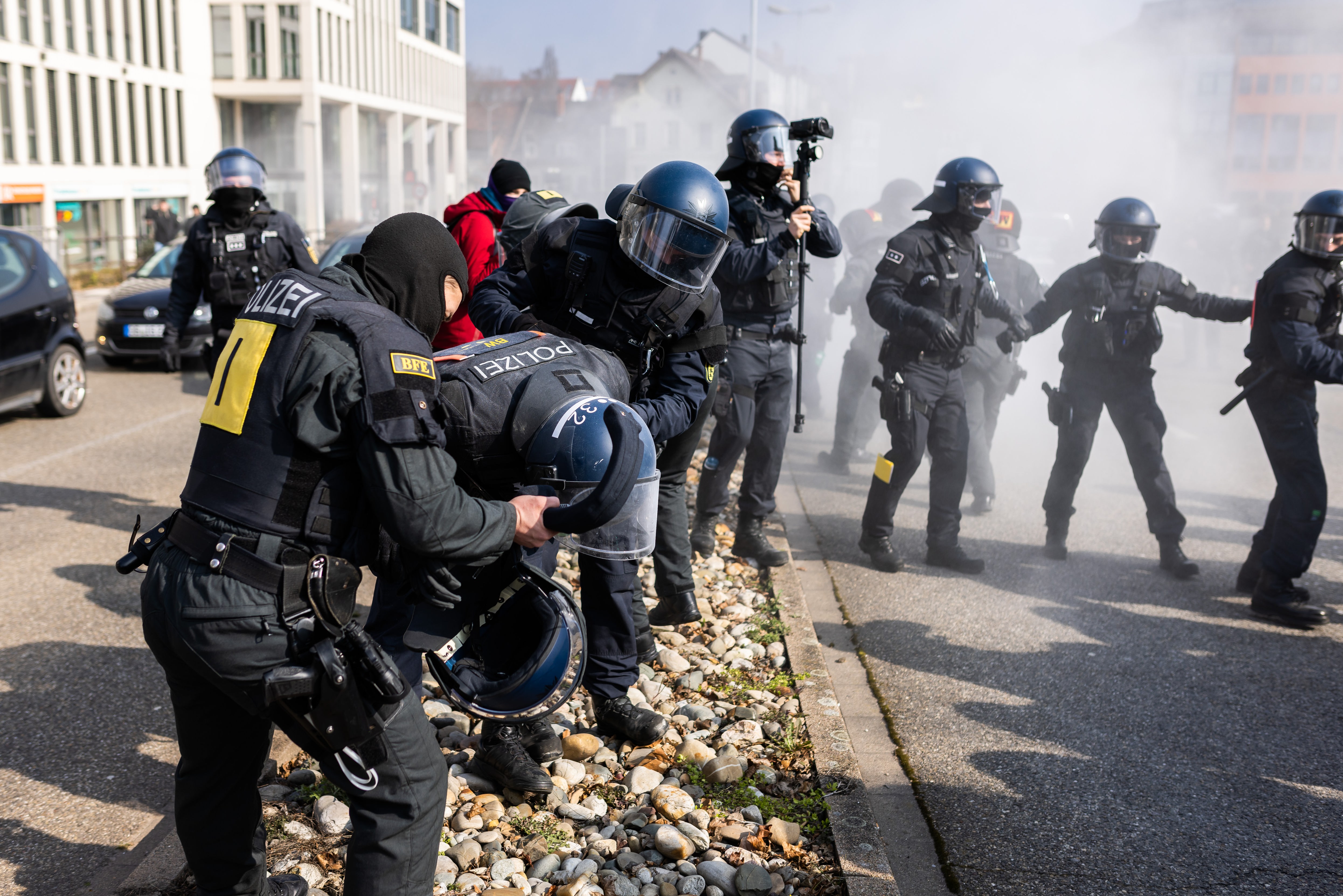 Offenburg - Polizei berichtet von 53 verletzten Beamtinnen und Beamten nach  Krawallen bei Protest gegen AfD-Landesparteitag