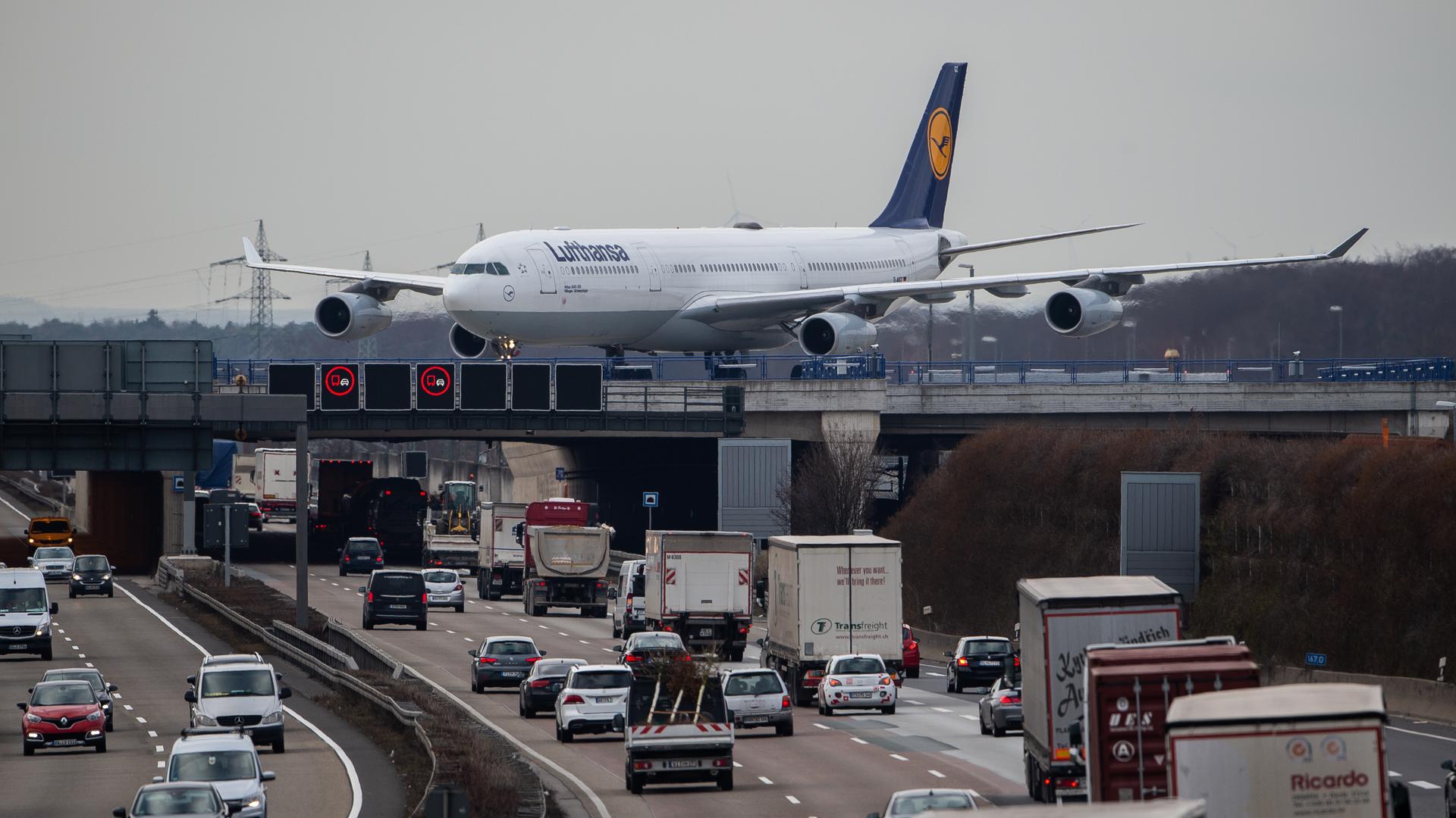 Ein Airbus A340 der Fluggesellschaft Lufthansa rollt nach der Landung auf einer Brücke über die stark befahrene Autobahn 3 (A3) nahe des Flughafens Frankfurt am Main.