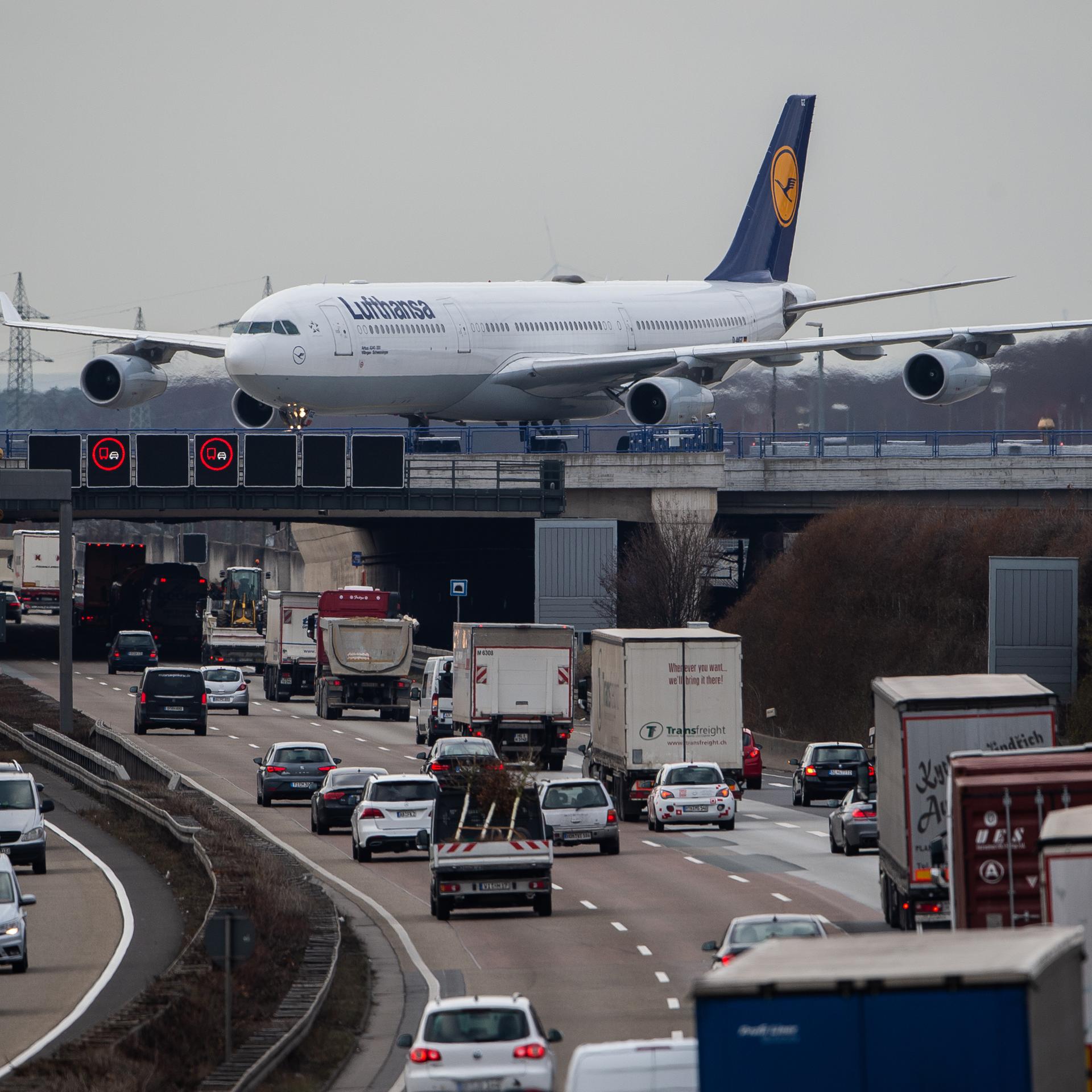 Ein Airbus A340 der Fluggesellschaft Lufthansa rollt nach der Landung auf einer Brücke über die stark befahrene Autobahn 3 (A3) nahe des Flughafens Frankfurt am Main.