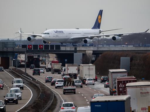 Ein Airbus A340 der Fluggesellschaft Lufthansa rollt nach der Landung auf einer Brücke über die stark befahrene Autobahn 3 (A3) nahe des Flughafens Frankfurt am Main. Ein Airbus A340 der Fluggesellschaft Lufthansa rollt nach der Landung auf einer Brücke über die stark befahrene Autobahn 3 (A3) nahe des Flughafens Frankfurt am Main.