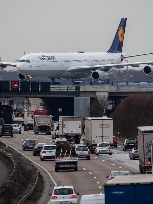 Ein Airbus A340 der Fluggesellschaft Lufthansa rollt nach der Landung auf einer Brücke über die stark befahrene Autobahn 3 (A3) nahe des Flughafens Frankfurt am Main. Ein Airbus A340 der Fluggesellschaft Lufthansa rollt nach der Landung auf einer Brücke über die stark befahrene Autobahn 3 (A3) nahe des Flughafens Frankfurt am Main.