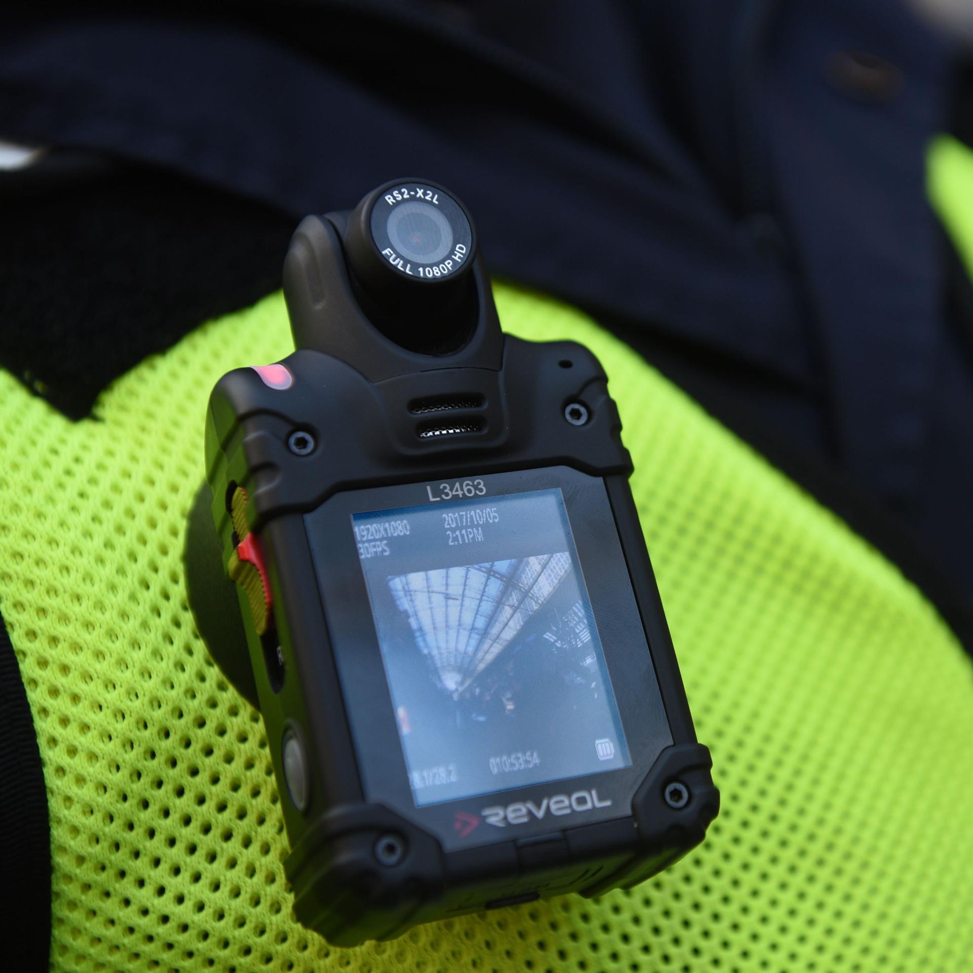 Zu sehen ist eine Körperkamera auf der Sicherheitsweste eines Mitarbeiters von DB Sicherheit. Künftig können Zugbegleiter ebensolche Kameras tragen. 