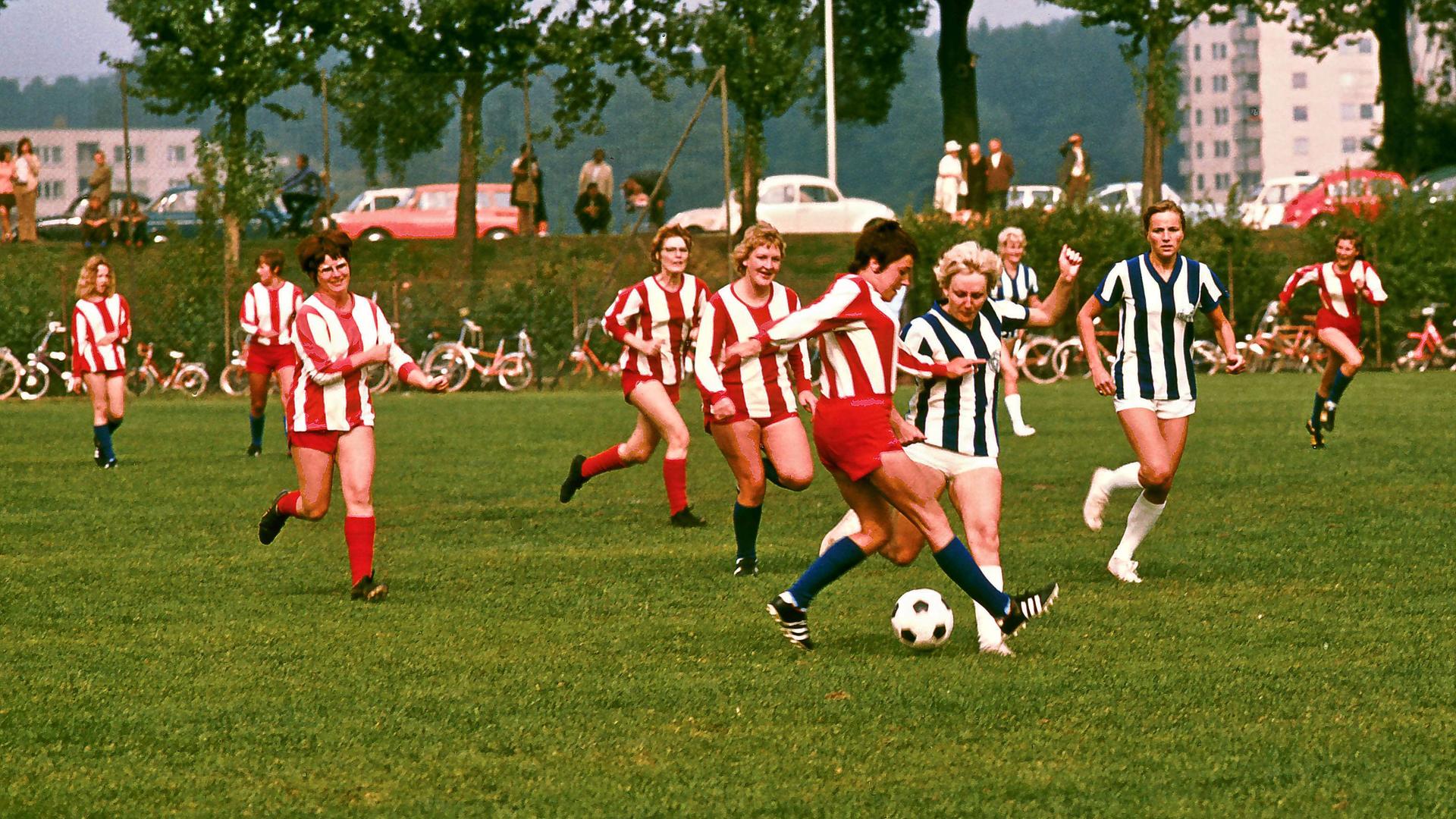 Anfänge mit Frauenfußball - hier gesehen 1972 in Alt-Wolfsburg