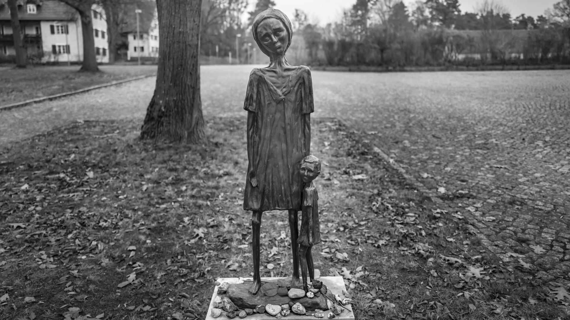 Statur zum Gedächtnis der von Nazis ermordeten Opfer im ehemaligen Konzentrationslager in Ravensbrück (Brandenburg), das vornehmlich Frauen inhaftierte.