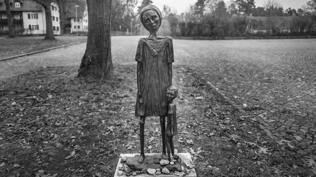 Statur zum Gedächtnis der von Nazis ermordeten Opfer im ehemaligen Konzentrationslager in Ravensbrück (Brandenburg), das vornehmlich Frauen inhaftierte.