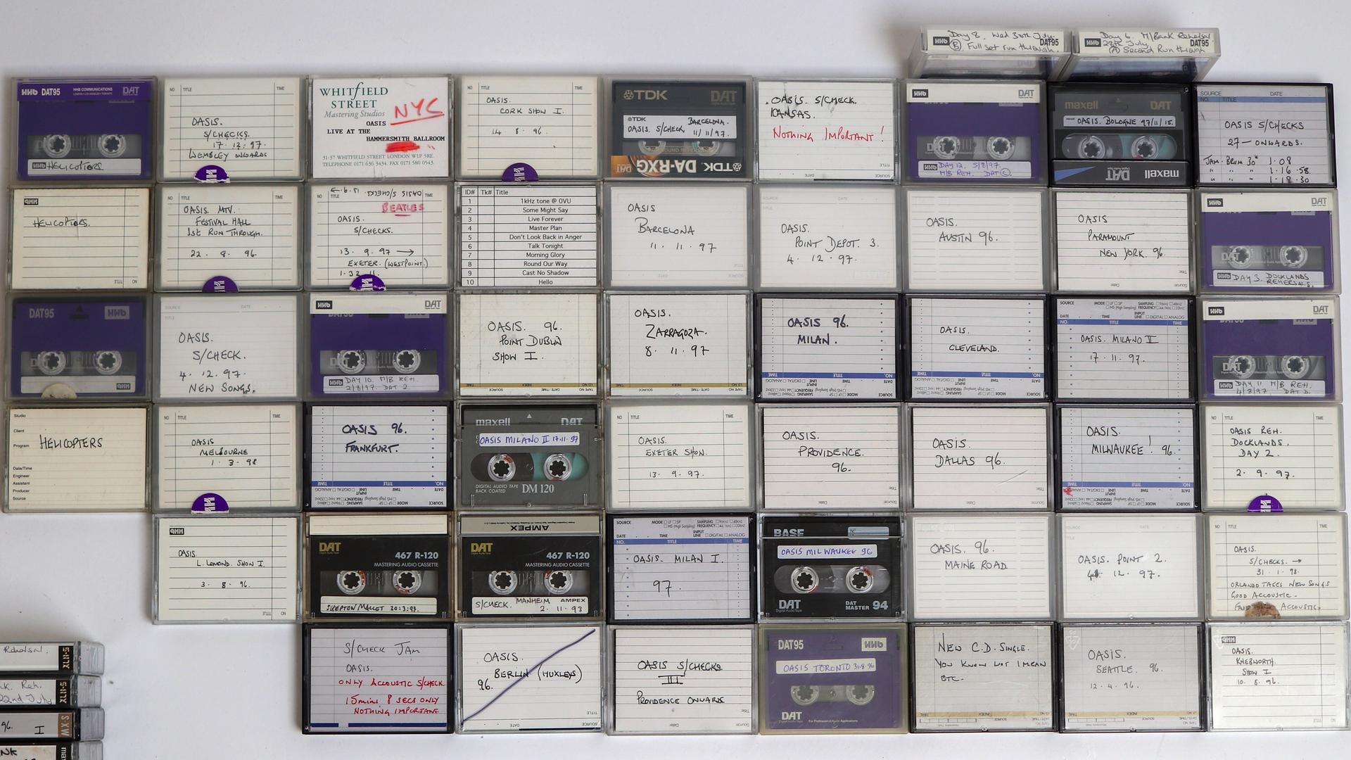 Aus dem privaten Arbeitsarchiv von Huw Richards – Toningenieur bei Oasis, bestehend aus 209 DAT-Kassetten, 73 analogen Kassetten und 3 MiniDiscs, darunter 63 Live-Auftritte und über 100 Stunden Proben, Soundchecks und ungefilterte Bandgespräche. Aus dem privaten Arbeitsarchiv von Huw Richards – Toningenieur bei Oasis, bestehend aus 209 DAT-Kassetten, 73 analogen Kassetten und 3 MiniDiscs, darunter 63 Live-Auftritte und über 100 Stunden Proben, Soundchecks und ungefilterte Bandgespräche.