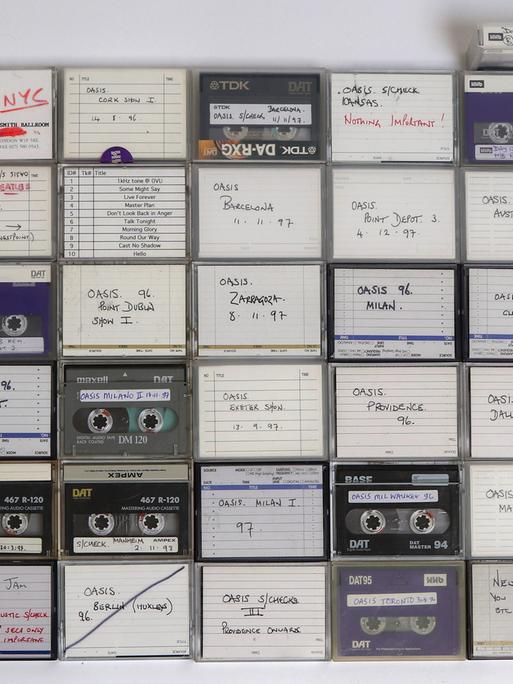Aus dem privaten Arbeitsarchiv von Huw Richards – Toningenieur bei Oasis, bestehend aus 209 DAT-Kassetten, 73 analogen Kassetten und 3 MiniDiscs, darunter 63 Live-Auftritte und über 100 Stunden Proben, Soundchecks und ungefilterte Bandgespräche. Aus dem privaten Arbeitsarchiv von Huw Richards – Toningenieur bei Oasis, bestehend aus 209 DAT-Kassetten, 73 analogen Kassetten und 3 MiniDiscs, darunter 63 Live-Auftritte und über 100 Stunden Proben, Soundchecks und ungefilterte Bandgespräche.