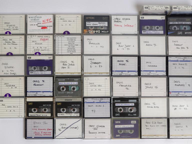 Aus dem privaten Arbeitsarchiv von Huw Richards – Toningenieur bei Oasis, bestehend aus 209 DAT-Kassetten, 73 analogen Kassetten und 3 MiniDiscs, darunter 63 Live-Auftritte und über 100 Stunden Proben, Soundchecks und ungefilterte Bandgespräche. Aus dem privaten Arbeitsarchiv von Huw Richards – Toningenieur bei Oasis, bestehend aus 209 DAT-Kassetten, 73 analogen Kassetten und 3 MiniDiscs, darunter 63 Live-Auftritte und über 100 Stunden Proben, Soundchecks und ungefilterte Bandgespräche.