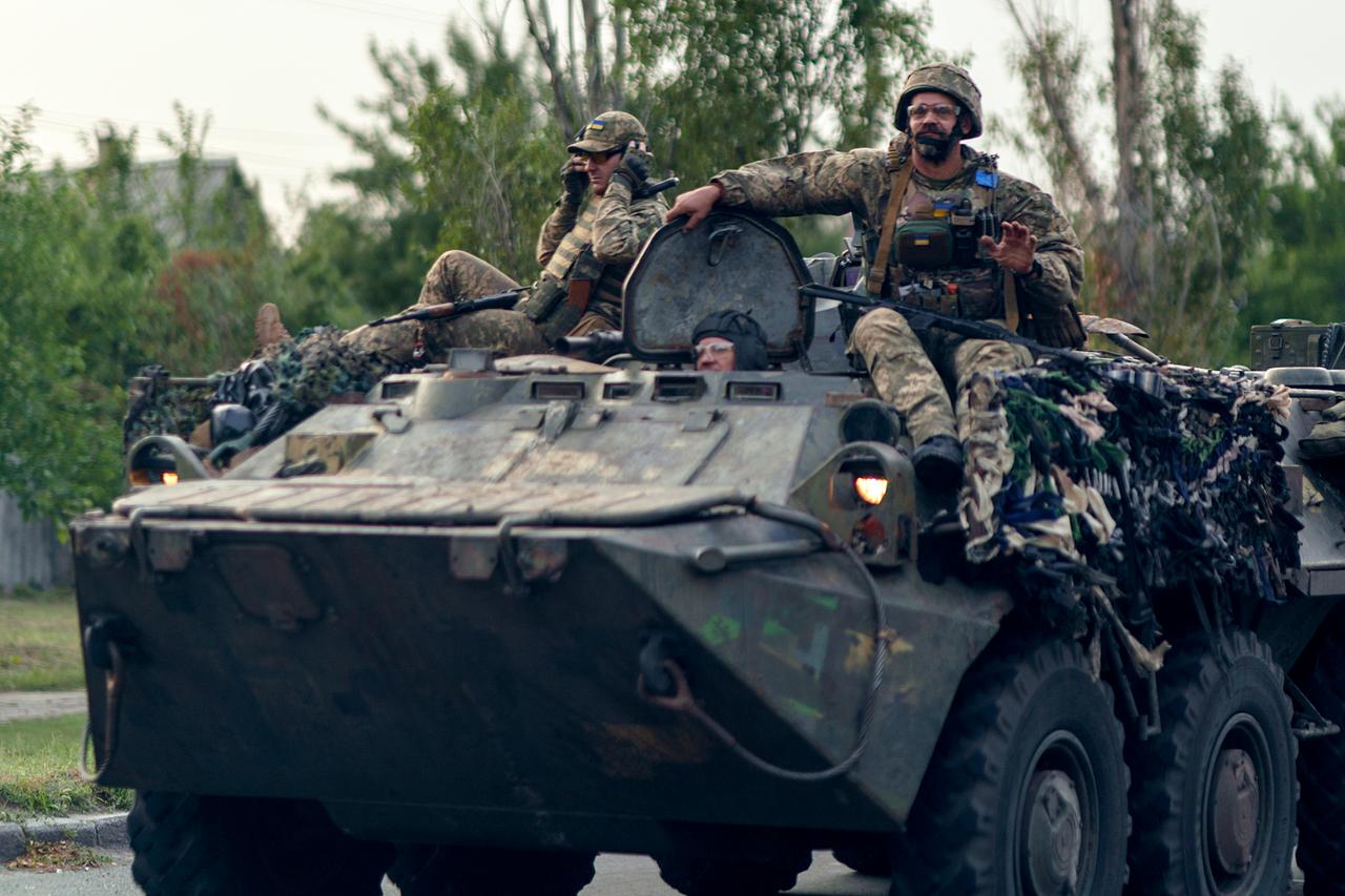 Ukrainische Soldaten sitzen auf einem Panzer in der Region Donezk im Osten der Ukraine