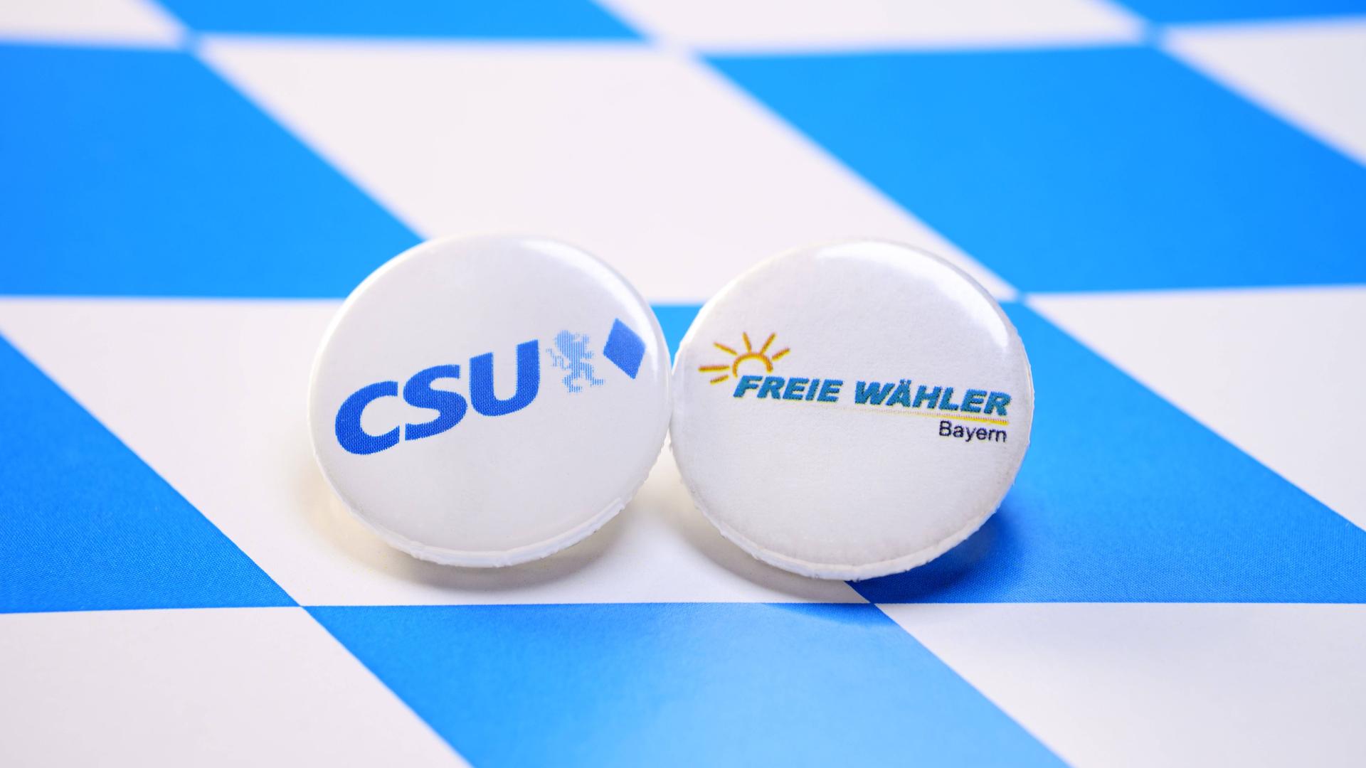 Parteianstecker von CSU und Freien Wählern