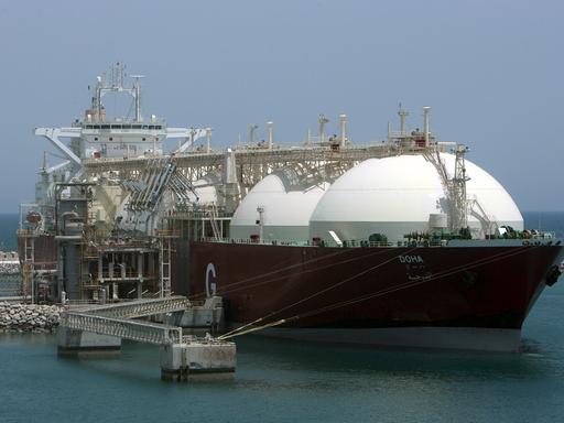 Ein Tankschiff liegt im Gashafen von Ras Laffan bei Doha in Katar. Das Land ist der weltweit größte Exporteur von Flüssiggas.