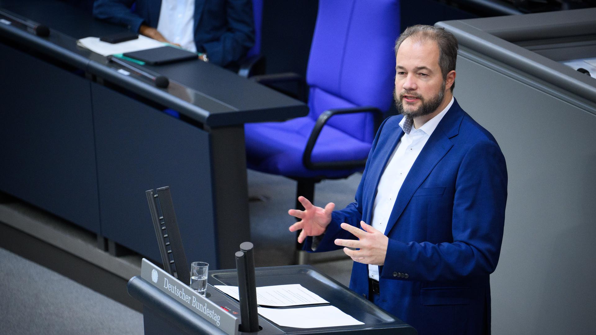 Martin Sichert (AfD) spricht in der 88. Plenarsitzung der 21. Legislaturperiode im Deutschen Bundestag. Martin Sichert (AfD) spricht in der 88. Plenarsitzung der 21. Legislaturperiode im Deutschen Bundestag.