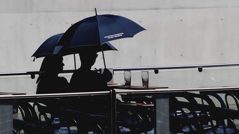 Zwei Personen sitzen mit Sonnenschirm auf einer Schiffsrundfahrt auf der Spree in Berlin im Sommer 2026 (Symbolbild) Zwei Personen sitzen mit Sonnenschirm auf einer Schiffsrundfahrt auf der Spree in Berlin im Sommer 2026 (Symbolbild)