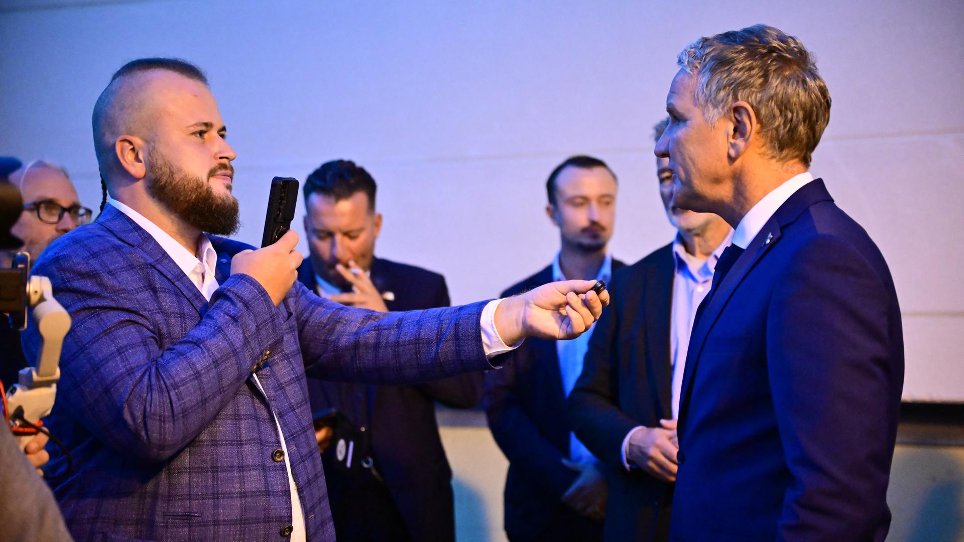 Björn Höcke (r, AfD), Vorsitzender der AfD in Thüringen, gibt bei der Wahlparty der AfD vor dem Alten Theater ein Interview mit dem Influencer "Aktivist Mann" (l). Björn Höcke (r, AfD), Vorsitzender der AfD in Thüringen, gibt bei der Wahlparty der AfD vor dem Alten Theater ein Interview mit dem Influencer "Aktivist Mann" (l).