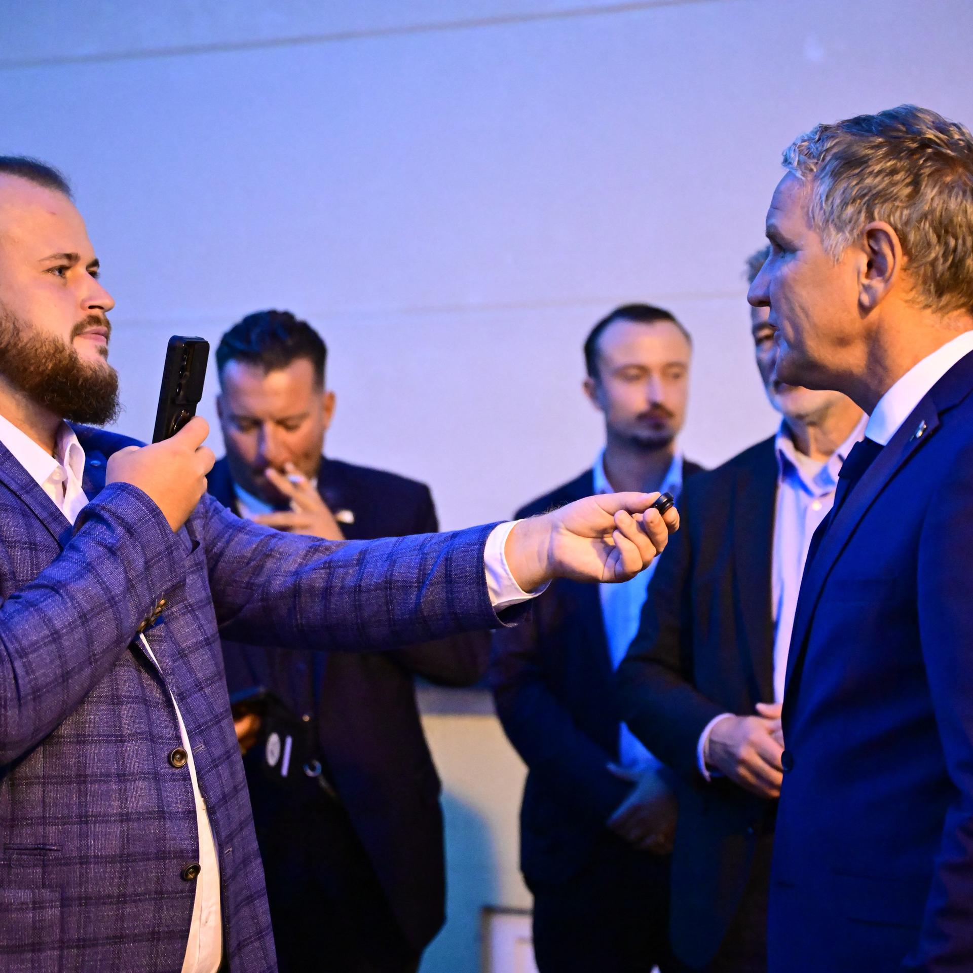 Björn Höcke (r, AfD), Vorsitzender der AfD in Thüringen, gibt bei der Wahlparty der AfD vor dem Alten Theater ein Interview mit dem Influencer "Aktivist Mann" (l).