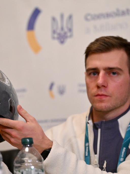 Der Skeletonpilot Wladislaw Heraskewytsch (Ukraine) zeigt bei einer Pressekonferenz im ukrainischen Konsulat in Mailand seinen Helm mit Fotos von ukrainischen Sportlern, die im russischen Angriffskrieg getötet wurden.