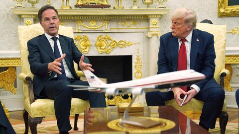 NATO-Generalsekretär Rutte und US-Präsident Trump sitzen im Weißen Haus nebeneinander.