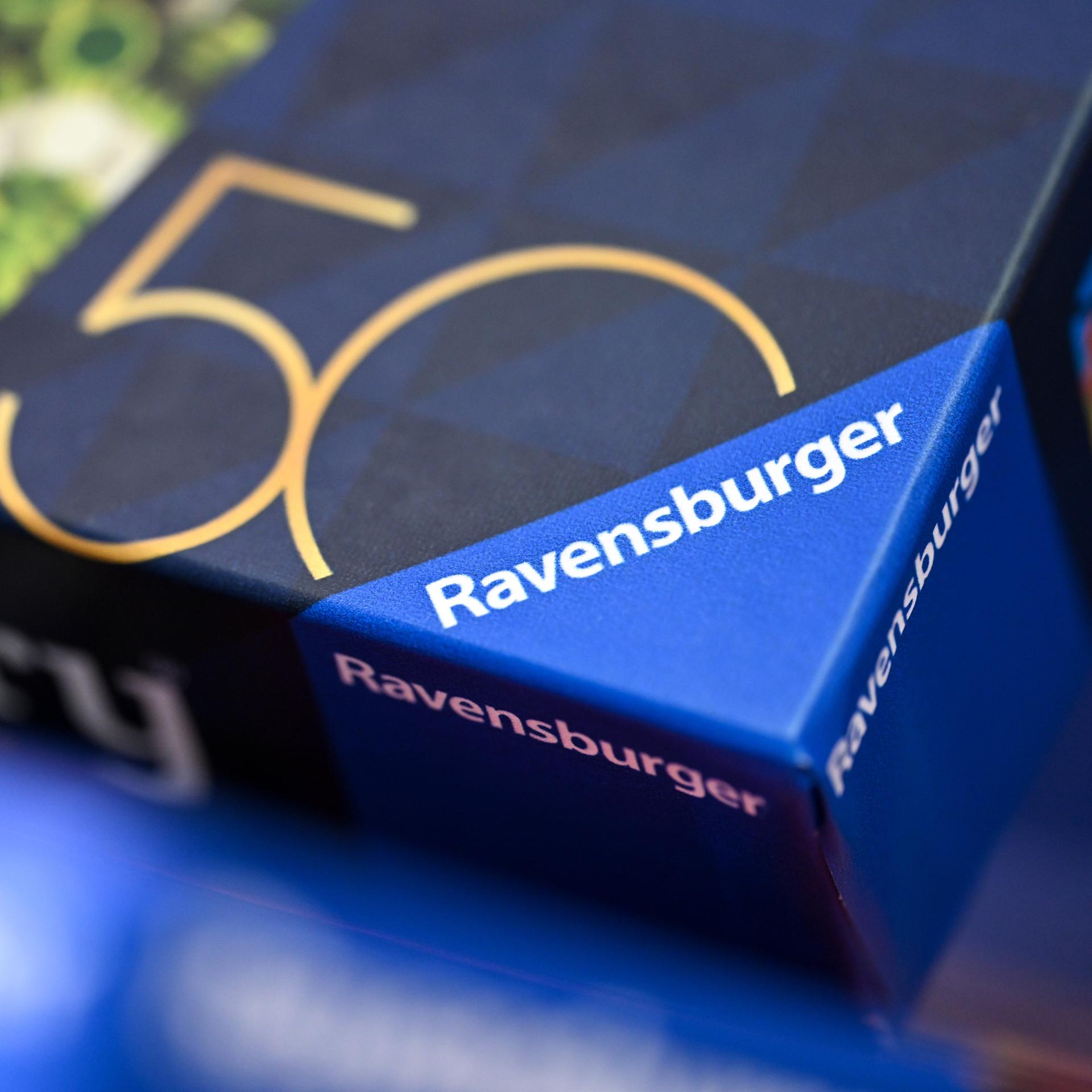 Spiele des Spieleherstellers Ravensburger liegen übereinander.