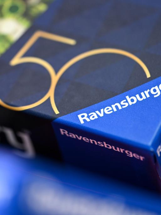 Spiele des Spieleherstellers Ravensburger liegen übereinander.