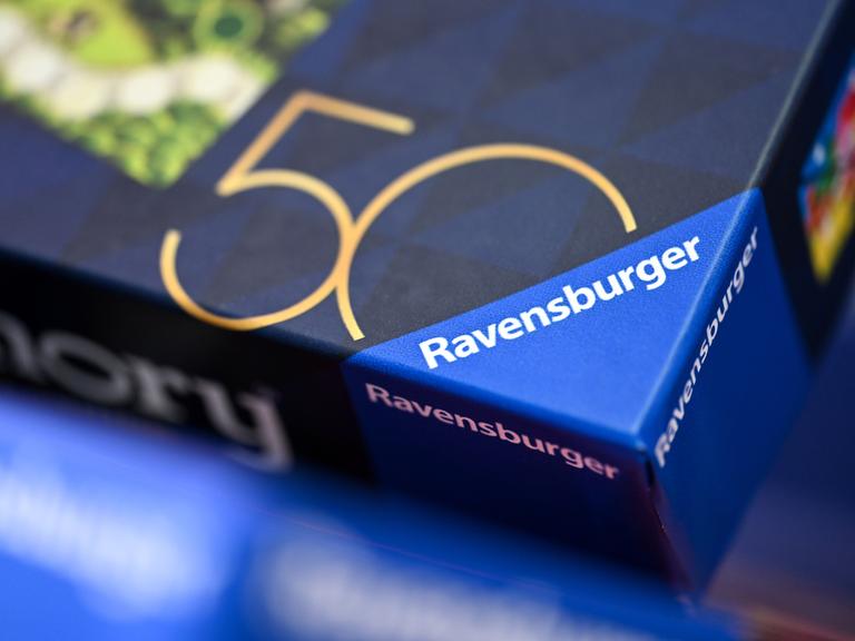 Spiele des Spieleherstellers Ravensburger liegen übereinander.