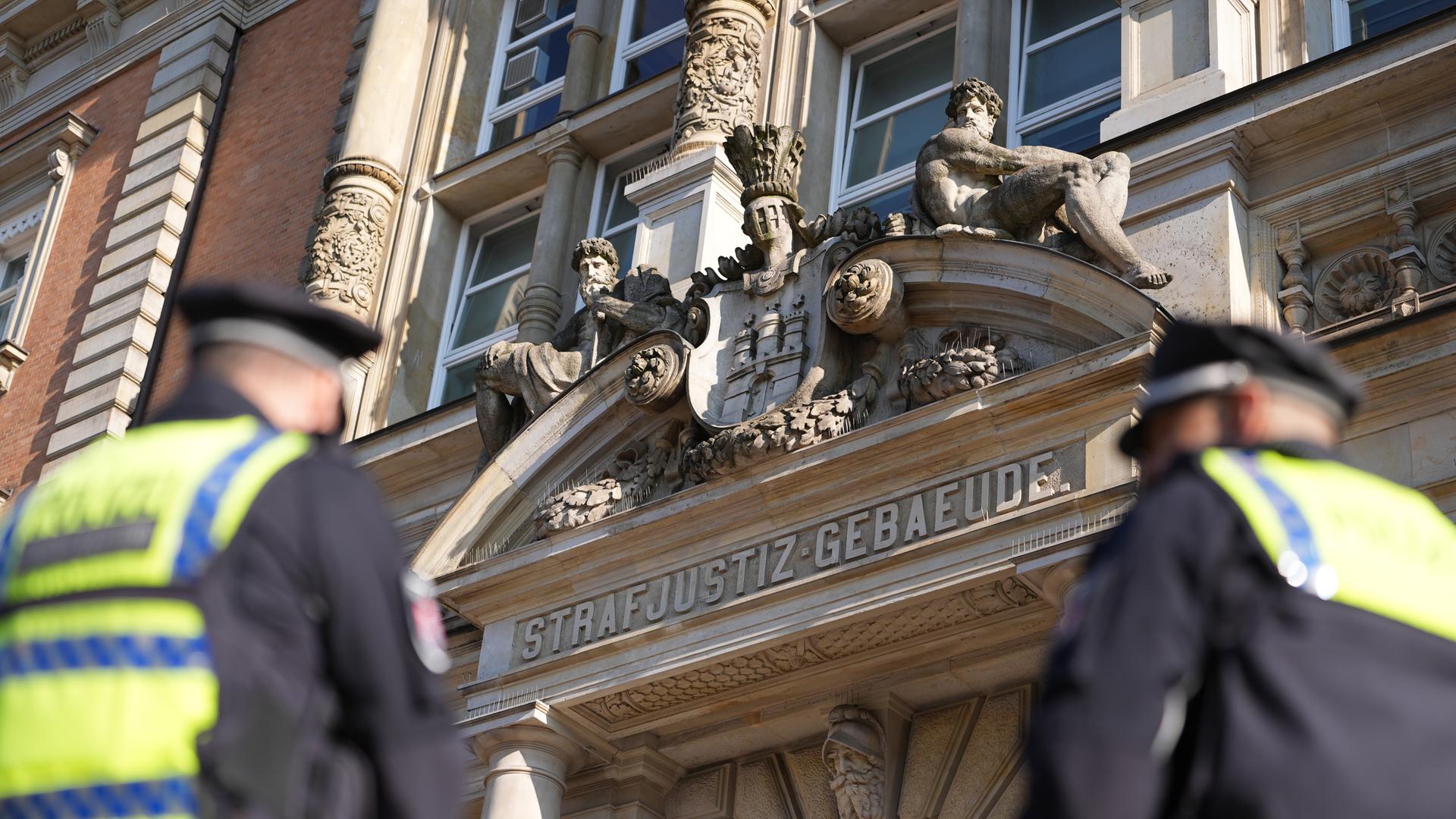 Hamburg: Polizeibeamte stehen vor dem Strafjustizgebäude, wo der Prozesses gegen die rechtsextreme Terrorgruppe "Letzte Verteidigungswelle" beginnt. 