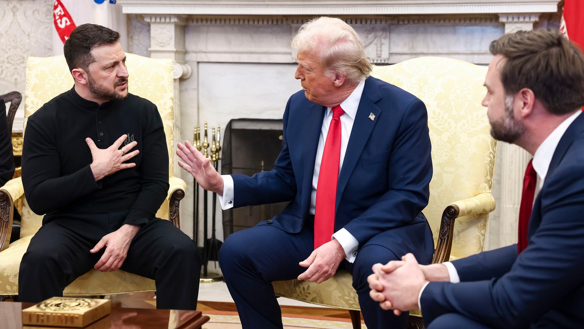 Präsident Donald Trump (Mitte) mit dem ukrainischen Präsidenten Wolodymir Selenskyj und Vize-Präsident JD Vance im Streitgespräch im Weißen Haus.  