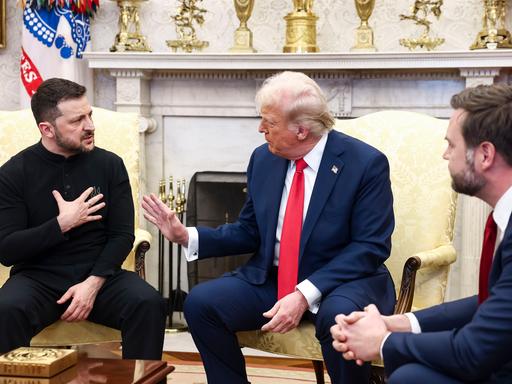 Präsident Donald Trump (Mitte) mit dem ukrainischen Präsidenten Wolodymir Selenskyj und Vize-Präsident JD Vance im Streitgespräch im Weißen Haus.  