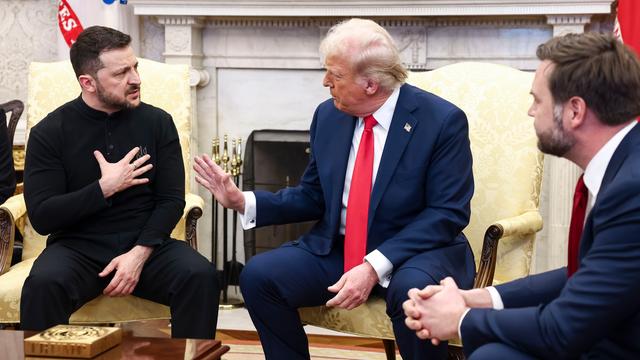 Präsident Donald Trump (Mitte) mit dem ukrainischen Präsidenten Wolodymir Selenskyj und Vize-Präsident JD Vance im Streitgespräch im Weißen Haus. 