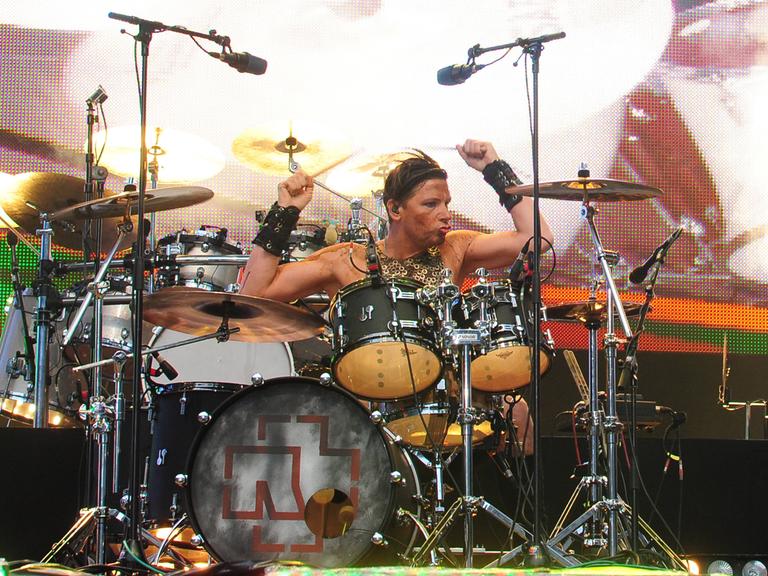 Schlagzeuger Christoph Schneider von Rammstein bei einem Auftritt.