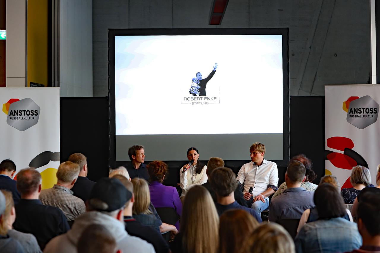 Podiumsdiskussion zum Thema Depressionen im Spitzensport mit Teresa Enke (M.) und Martin Amedick (r.) im Deutschen Fußballmuseum in Dortmund.