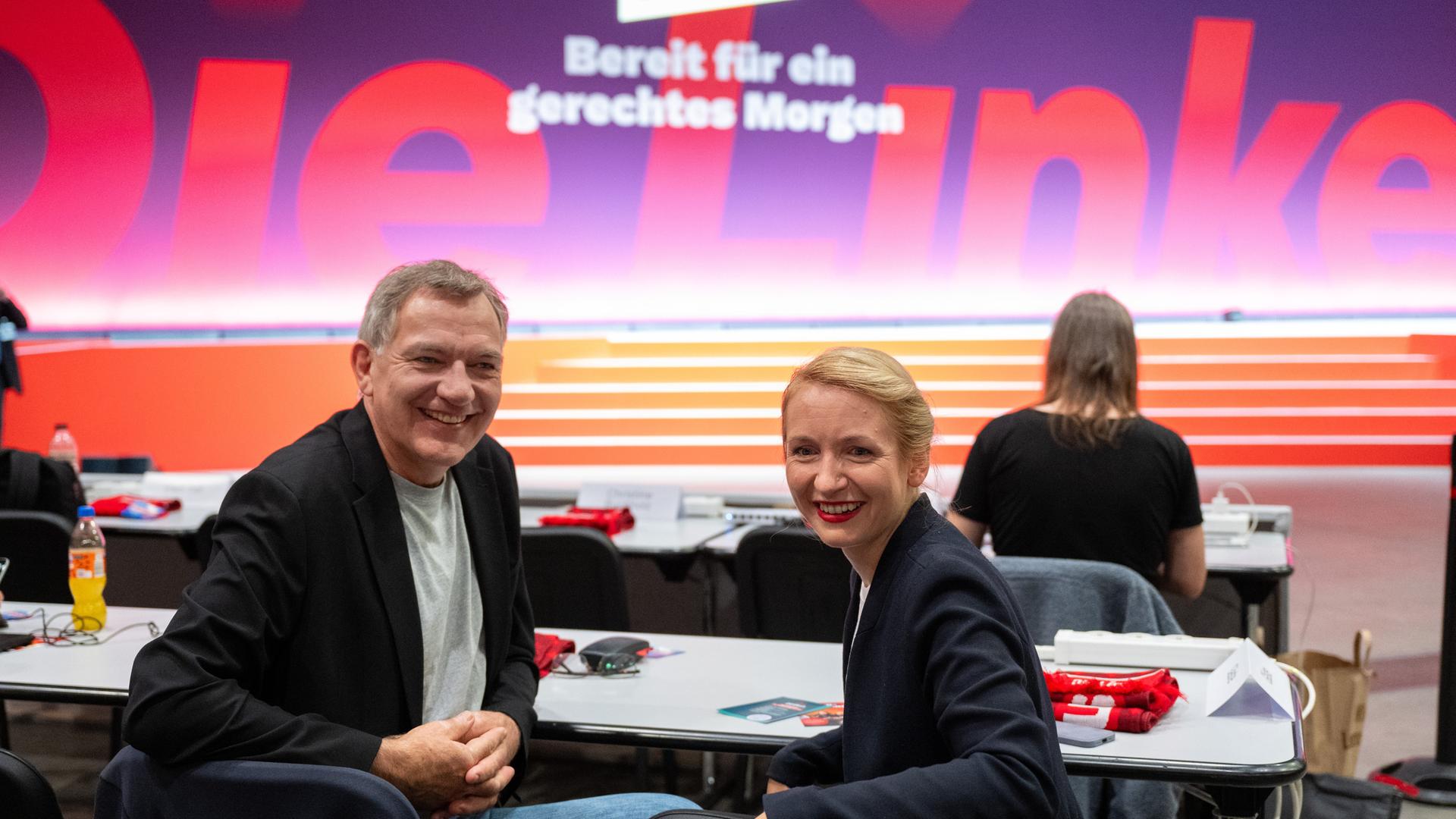 Ines Schwerdtner und Jan van Aken lächeln auf dem Bundesparteitag der Linken in Halle/Saale in die Kamera.