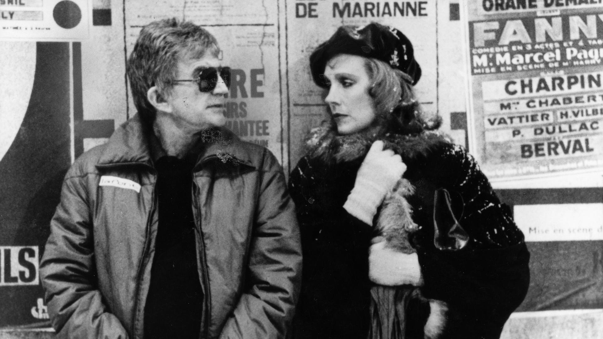 Der amerikanische Regisseur Blake Edwards mit seiner Ehefrau Julie Andrews während der Dreharbeiten 1982 zu "Victor & Victoria". 