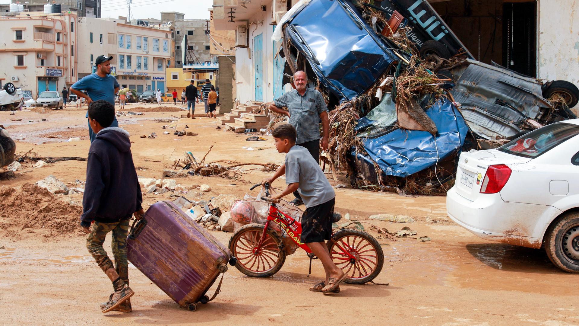 Zu sehen sind Menschen in der lybischen Großstadt Derna, nach der Überflutung der Stadt.