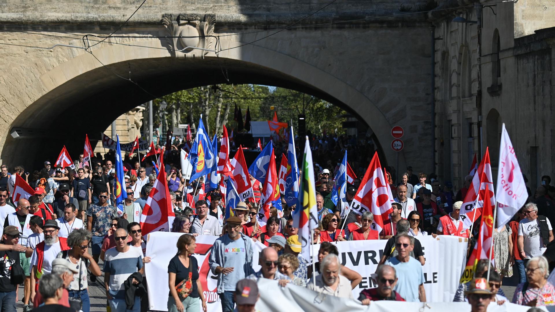 Demonstranten marschieren am 18. September 2025 im südfranzösischen Montpellier auf den Straßen. 