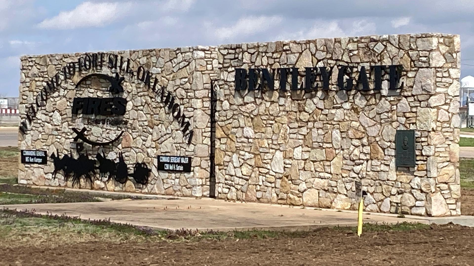 Ein Schild begrüßt die Besucher des Armeepostens Fort Sill in der Nähe von Lawton