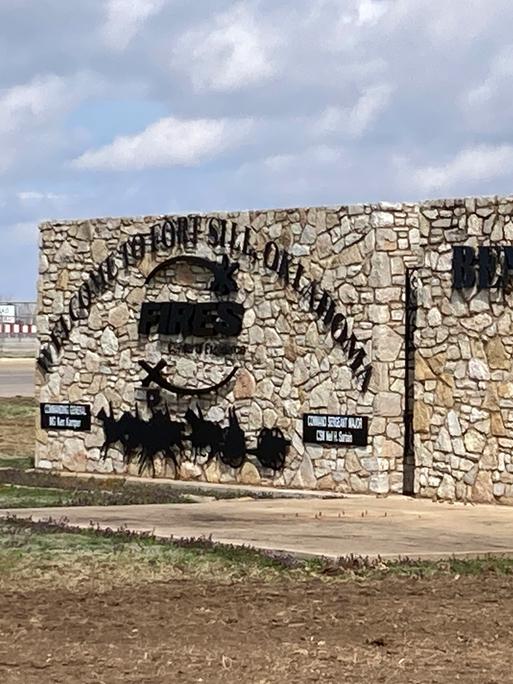 Ein Schild begrüßt die Besucher des Armeepostens Fort Sill in der Nähe von Lawton