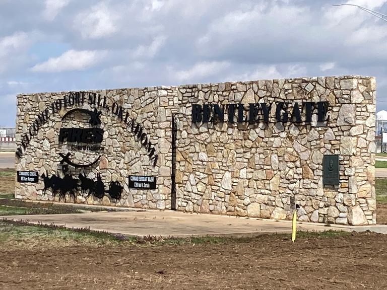 Ein Schild begrüßt die Besucher des Armeepostens Fort Sill in der Nähe von Lawton