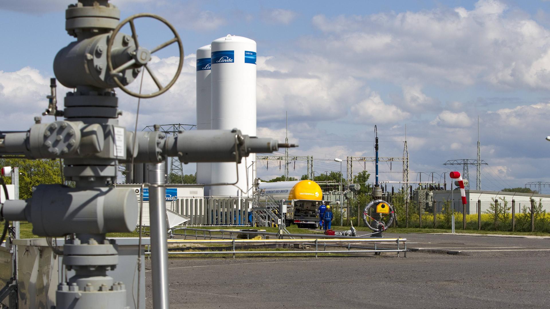 Ein Tanklastzug mit CO2 aus dem Vattenfall Kraftwerk Schwarze Pumpe in Ketzin wird entladen.