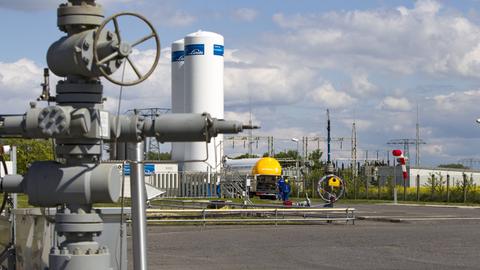 Ein Tanklastzug mit CO2 aus dem Vattenfall Kraftwerk Schwarze Pumpe in Ketzin wird entladen.